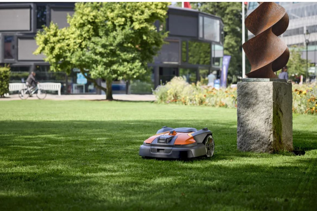 Husqvarna robotfűnyíró diagnosztika, szervizelés valamint navigációs újdonságok – Vezetékes és műholdas rendszerek a precíz gyepápolásért